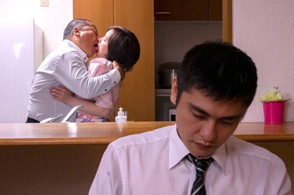 貴方をいぢめるいぢわる上司に私はお股をいぢられて… 田中ねね