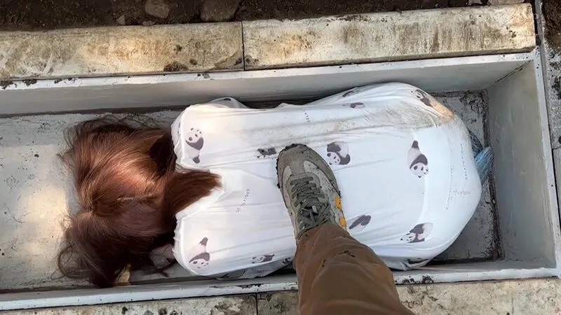 【JD監禁水責めリョナ】【性奴隷】下水管彼女―愛の大豪雨編―純心ドM彼女の鼻と口に大量の雨と土砂がなだれ込む。ゲホゲホ溺れた彼女をDV彼氏はただ「溺愛」しているだけ 白桃はな