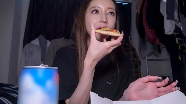 新人部屋呑みドキュメント クールなスレンダー超絶新人美女 羽咲美亜