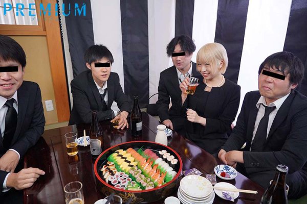 法事で久しぶりに再会した同級生たちと泥酔乱交してしまった金髪喪服ギャル 乙アリス