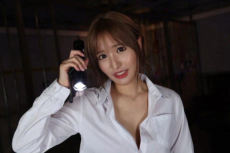 【中出し】【VR】営業中に突然の大雨。雨宿りついでに忍び込んだ廃墟で、雨が止むまで女上司に何度もイカサレた夜 百永さりな