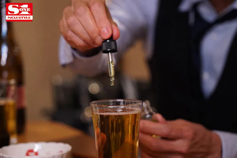 【人妻NTR】生理的に死ぬほど嫌いな初老上司に無理やり同伴出張させられて… 恥辱と体液にまみれ一晩中犯された人妻社員 奥田咲