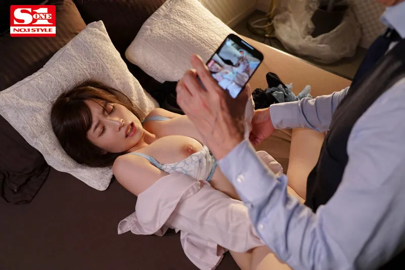 【人妻NTR】生理的に死ぬほど嫌いな初老上司に無理やり同伴出張させられて… 恥辱と体液にまみれ一晩中犯された人妻社員 奥田咲