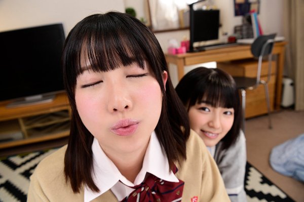 【倉本すみれ＄横宮七海】【VR】顔面優勝な地元で有名だった幼馴染の美少女達が一人暮らしのボクの家を訪ねてきた！！「どうせ彼女いないんでしょ？」と泊めてくれるお礼に超絶可愛いお顔で常に見つめながらボクの事を何度も何度も抜きまくった…七海・すみれ