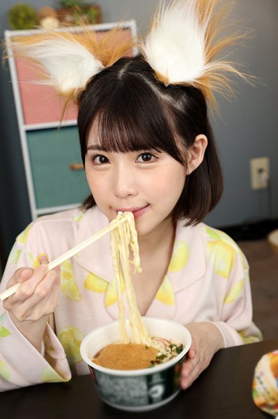 【どん兵衛 どんぎつね】【VR】天井特化アングルVR ～何もない休日に彼女とヤリまくる～ 横宮七海