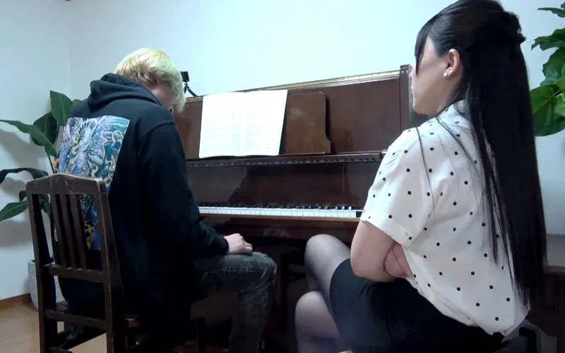 爆発奥さん 人妻ピアノ講師の自撮りオナニー動画流出！欲求不満な高飛車美人講師が3Pアナル開通でメス犬服従 河村乃亜