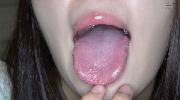 【口内フェチ】人気女優 加賀美さらチャンの激レア舌ベロ・口内・歯観察！小魚に唾垂らし咀嚼も！！！