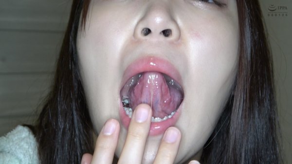 【口内フェチ】人気女優 加賀美さらチャンの激レア舌ベロ・口内・歯観察！小魚に唾垂らし咀嚼も！！！