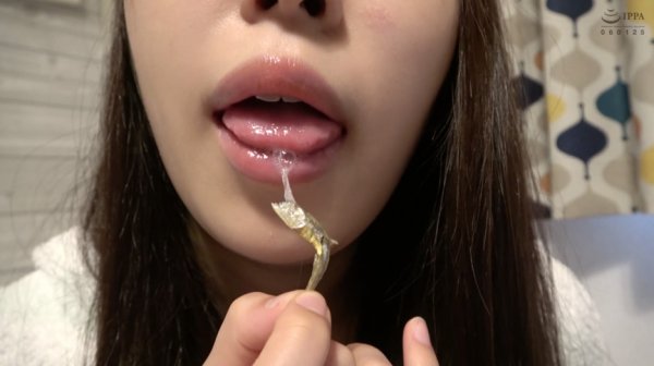 【口内フェチ】人気女優 加賀美さらチャンの激レア舌ベロ・口内・歯観察！小魚に唾垂らし咀嚼も！！！