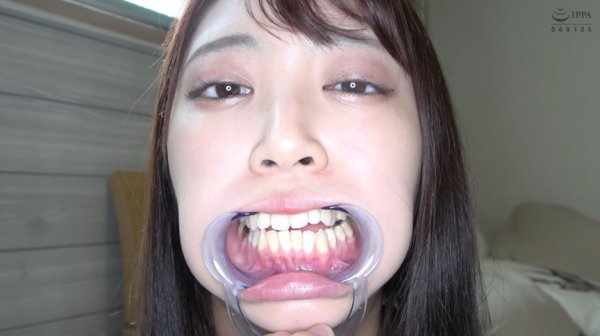 激カワ人気女優 加賀美さら チャンの激レアマウスオープナー着用して口内・歯観察＆電マ当て！