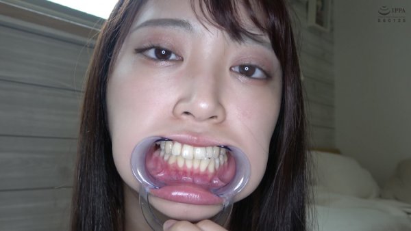 激カワ人気女優 加賀美さら チャンの激レアマウスオープナー着用して口内・歯観察＆電マ当て！