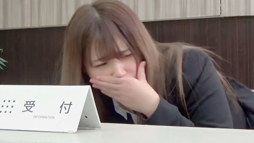 【受付嬢凌辱！】上半身は業務中 下半身はレイプ進行中！！気丈な振る舞い、献身的な対応の女性たち。 『声出すんじゃねーぞ！そのまま仕事をしとけ！』