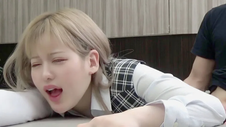 【受付嬢凌辱！】上半身は業務中 下半身はレイプ進行中！！気丈な振る舞い、献身的な対応の女性たち。 『声出すんじゃねーぞ！そのまま仕事をしとけ！』