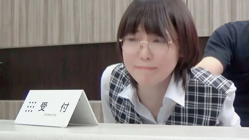 【受付嬢凌辱！】上半身は業務中 下半身はレイプ進行中！！気丈な振る舞い、献身的な対応の女性たち。 『声出すんじゃねーぞ！そのまま仕事をしとけ！』