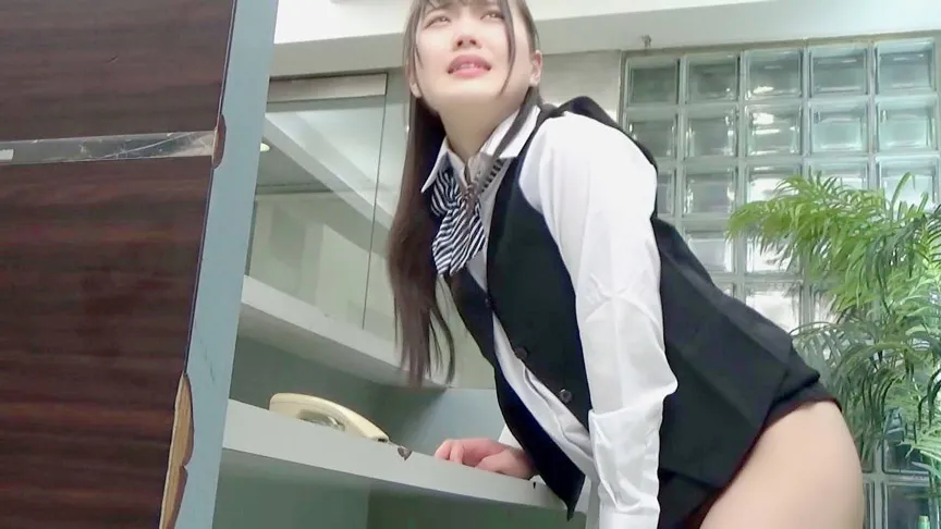 【受付嬢凌辱！】上半身は業務中 下半身はレイプ進行中！！気丈な振る舞い、献身的な対応の女性たち。 『声出すんじゃねーぞ！そのまま仕事をしとけ！』