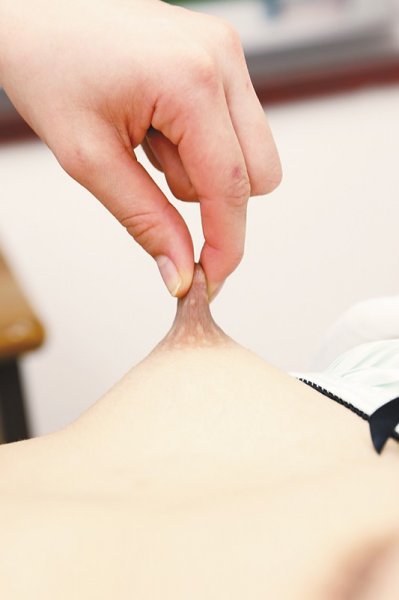 【冬愛ことね 他】女の子同士で乳首を吸ったり舐めたり引張ったり摘んだり勃起させるレズ