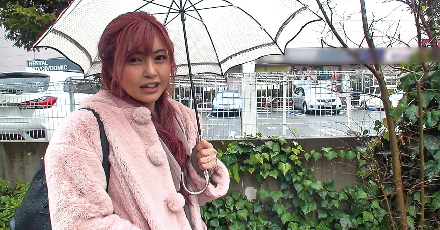 【人妻不倫NTR】街角の綺麗でお金持ちそうな人妻さんにインタビューと偽り事務所に連れ込んで仕掛けたエロトリップでメ～ロメロにして中出し性交！ かりなさん29歳