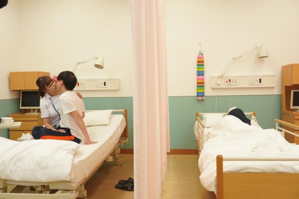 【蒼井れいな＆圷ひより＆浜名珠々乃】むっちり巨乳ナースたちの密着肉厚看護にフル勃起！？勃起チンポを我慢できない欲求不満ナースが治療のフリしてムッチリボディで誘惑してきてもう我慢できません！！