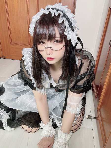 【ことね】 絆創膏でギリギリを攻める眼鏡メイドはパイパンモリマン㊙️