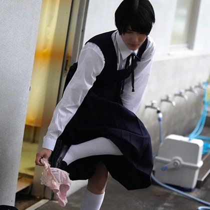 【JK】【中〜高一貫進学校】華奢ガリボインのショトカ優等生が学校帰りに自撮り露出していたので凸してみた【個撮】