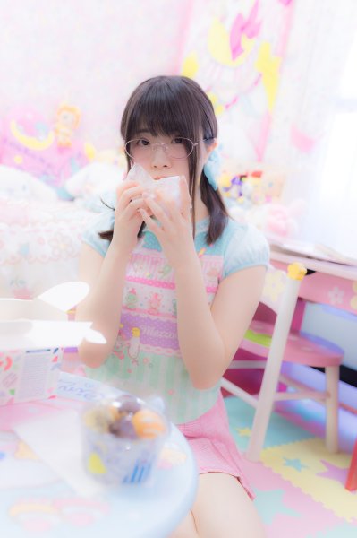 【言成ナオ】ももこが大人なのに女児服着てるー！【ロリ】