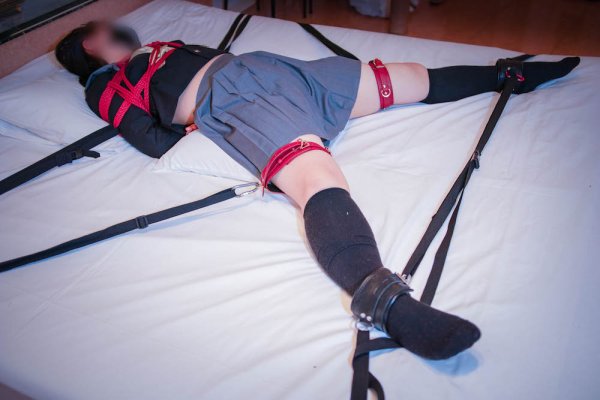 【JK拘束】ベッドに縛りつけられた制服女子が踏まれたり快楽責めに遭う(natsumi)