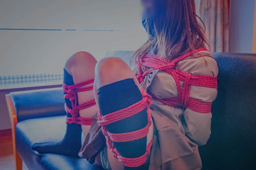 【JK】セーラー服姿の女の子がM字緊縛されて快楽責めで逝き狂う。首絞めもあり(Umi)