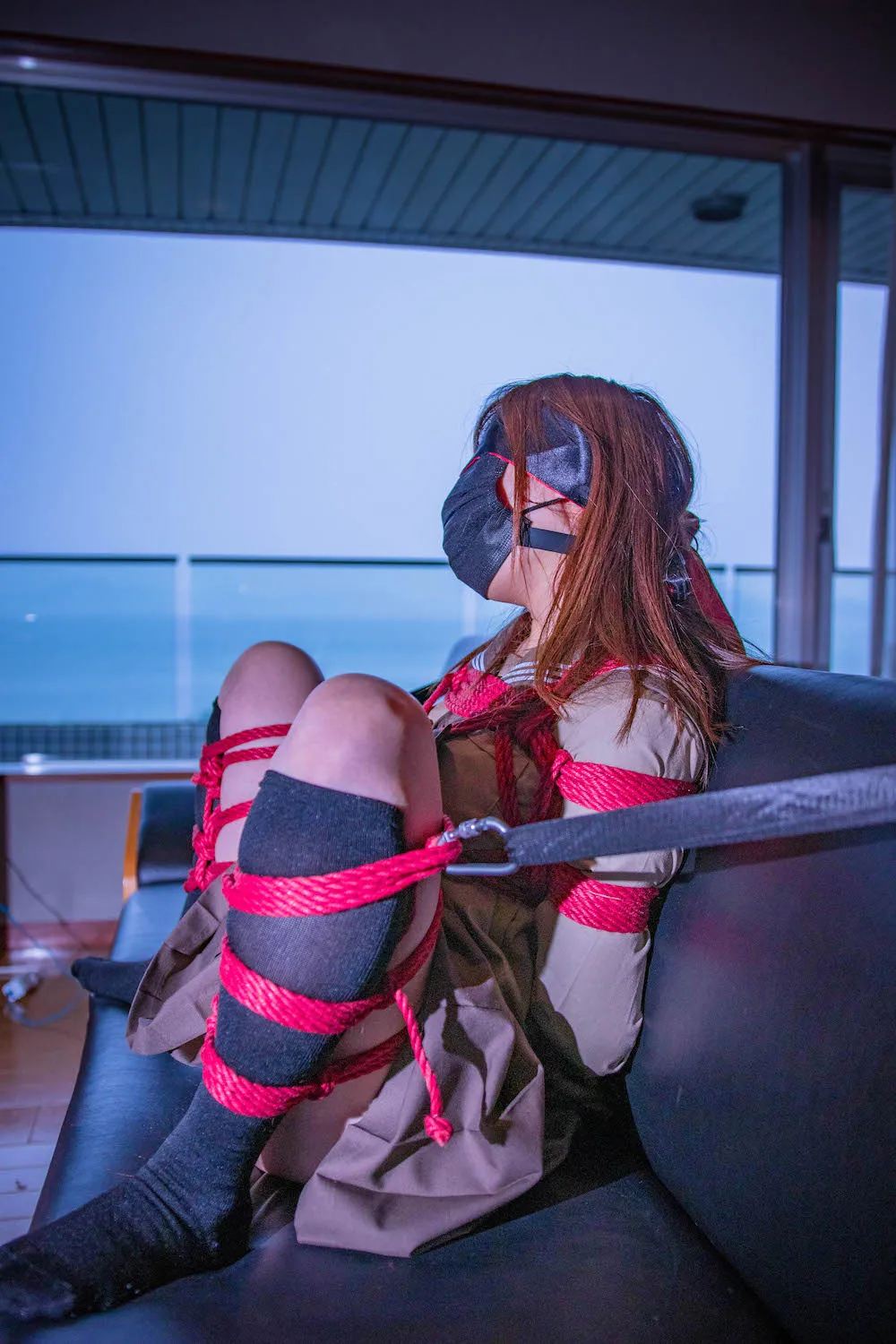 【JK】セーラー服姿の女の子がM字緊縛されて快楽責めで逝き狂う。首絞めもあり(Umi)