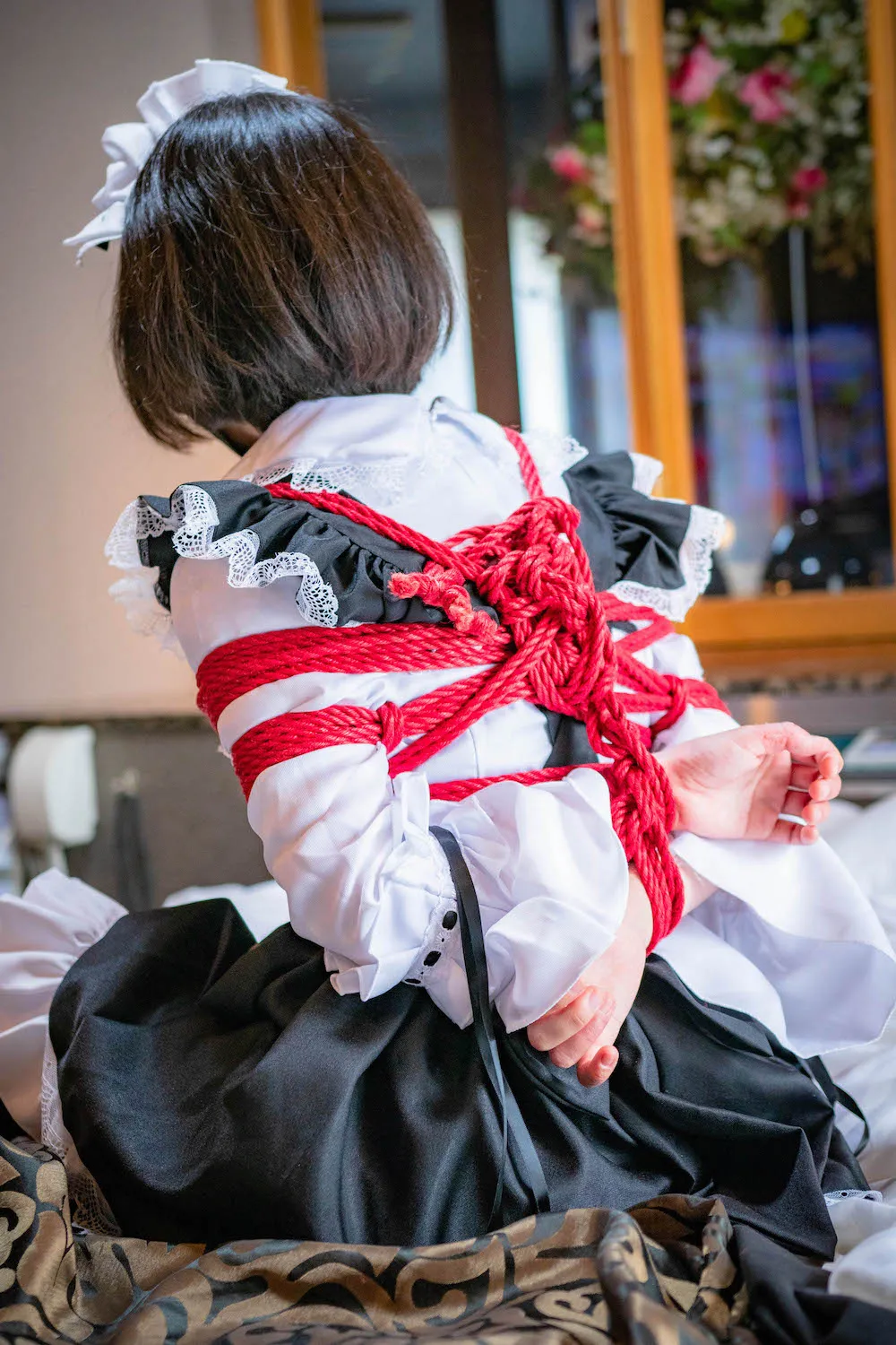 全身緊縛されたメイドが縄に酔っている動画(M子)