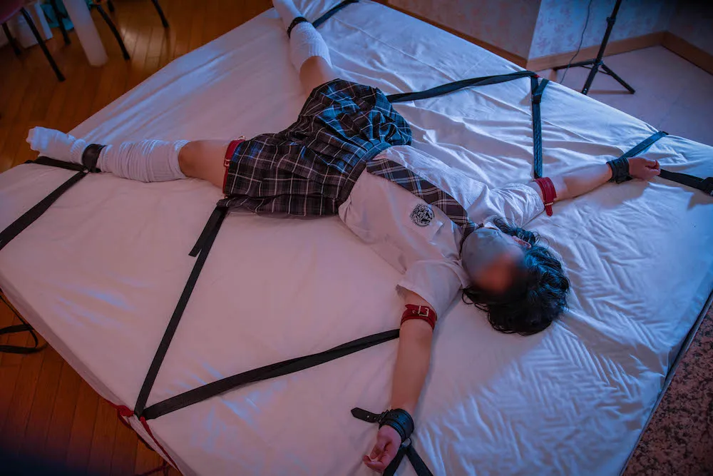 【JK】ネクタイ制服姿の女の子が大の字に拘束されて快楽責めされる(natsumi)