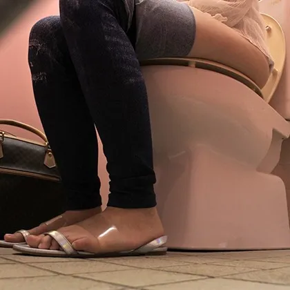 【素人オナニー盗撮流出】【公衆便所②】海外通販の媚●をトイレットペーパーにつけて女子トイレを覗き撮りした【盗※撮】