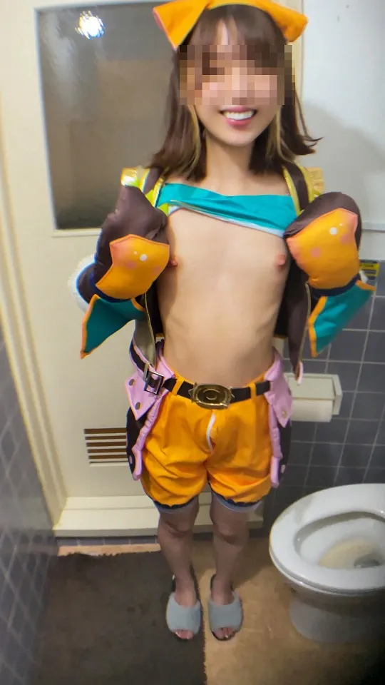 【現役アイドルコミケ会場ハメ撮り流出】【流出】●流出個人撮影●現役〇〇アイドル　素人時代　コミッ〇マーケッ〇ト会場で彼氏との個室ト★レでえちえち行為　スマホ映像流出【取り扱い注意】