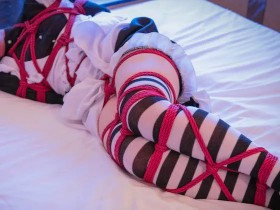 メイドの女の子が全身緊縛されて踏まれたり逃げ惑う(natsumi)