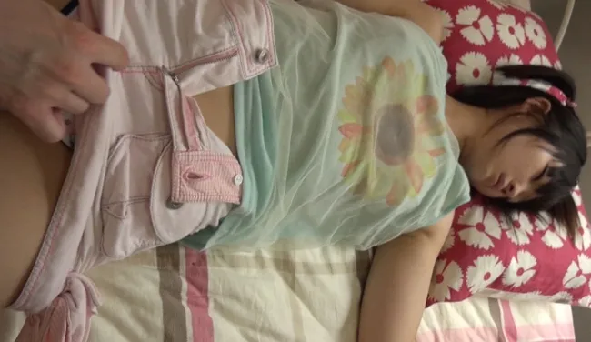 【JSロリ昏睡レイプ動画流出】■サンプル動画あり■ひまわりＴシャツ、ナルミヤPINKスカート、お菓子のプリントぱんちゅ■