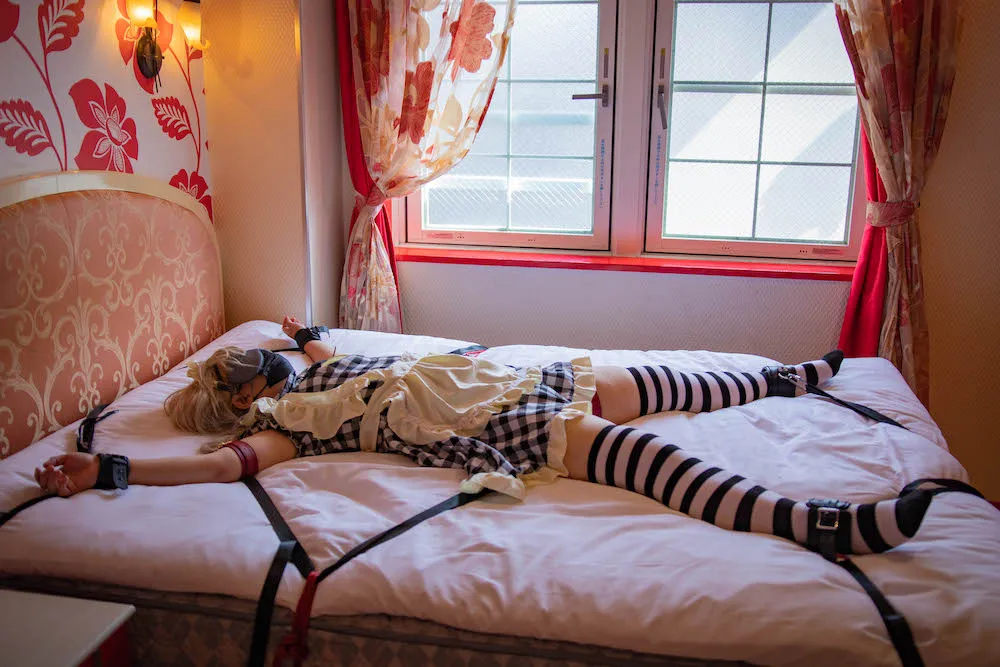 メイド服姿の女の子が大の字拘束されて踏まれたりムチ打たれたり快楽責め(natsumi)