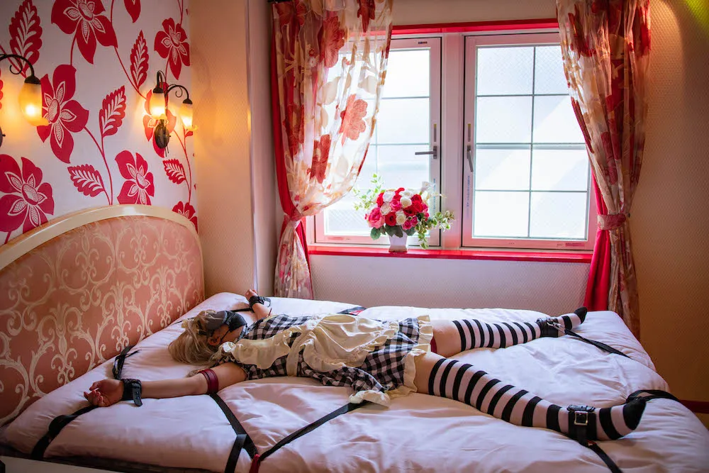 メイド服姿の女の子が大の字拘束されて踏まれたりムチ打たれたり快楽責め(natsumi)