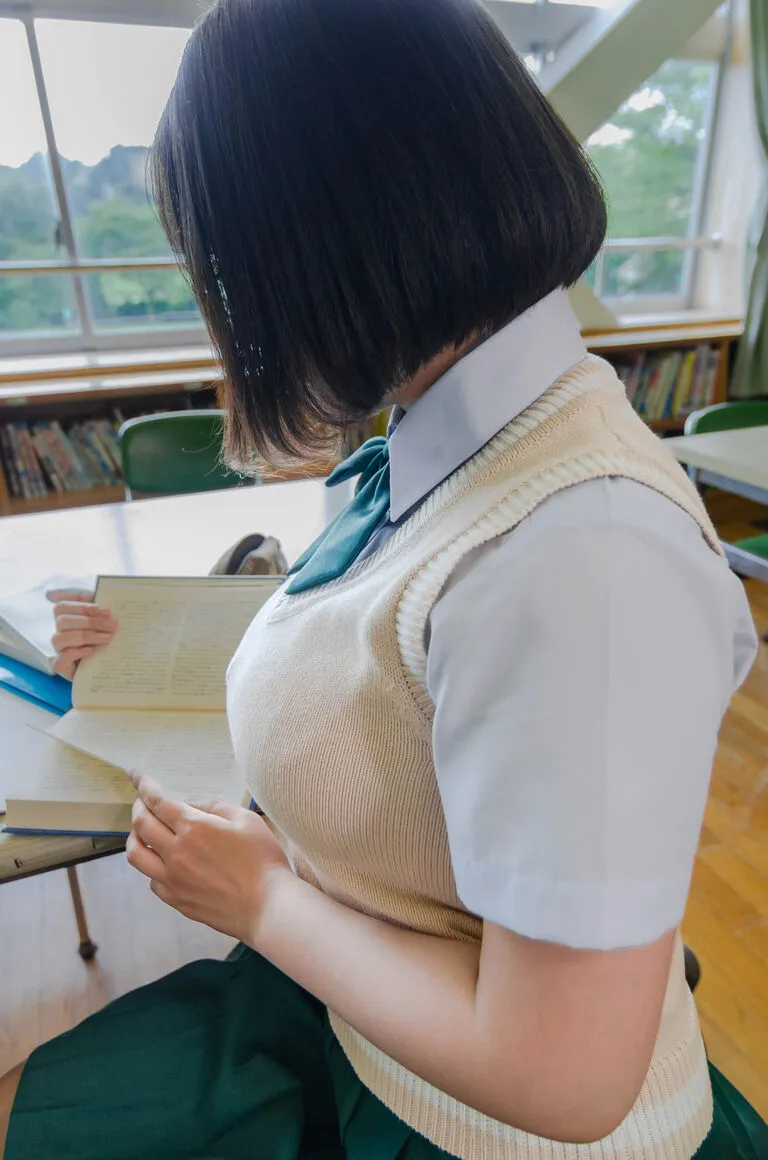 【とろ角煮】【JK】僕のことを（たぶん）なんとも思っていない爆乳図書委員長の本