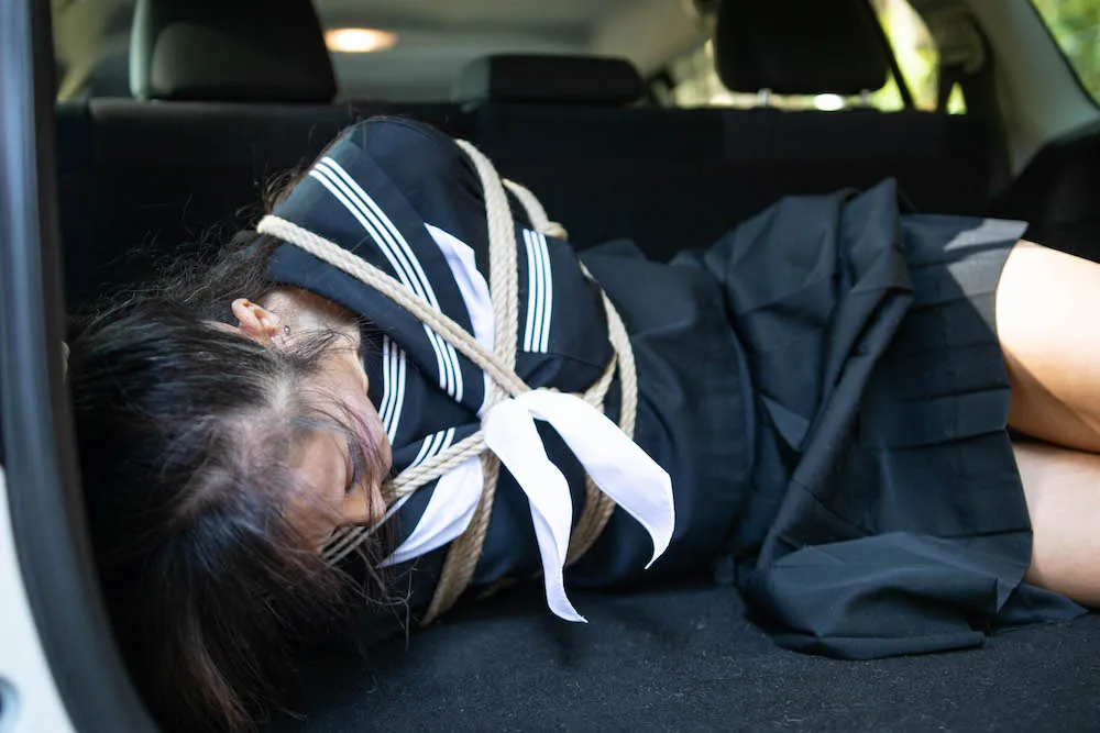 セーラー服女子が縛られてクルマに拉致されて連れ去られる(のりこ)