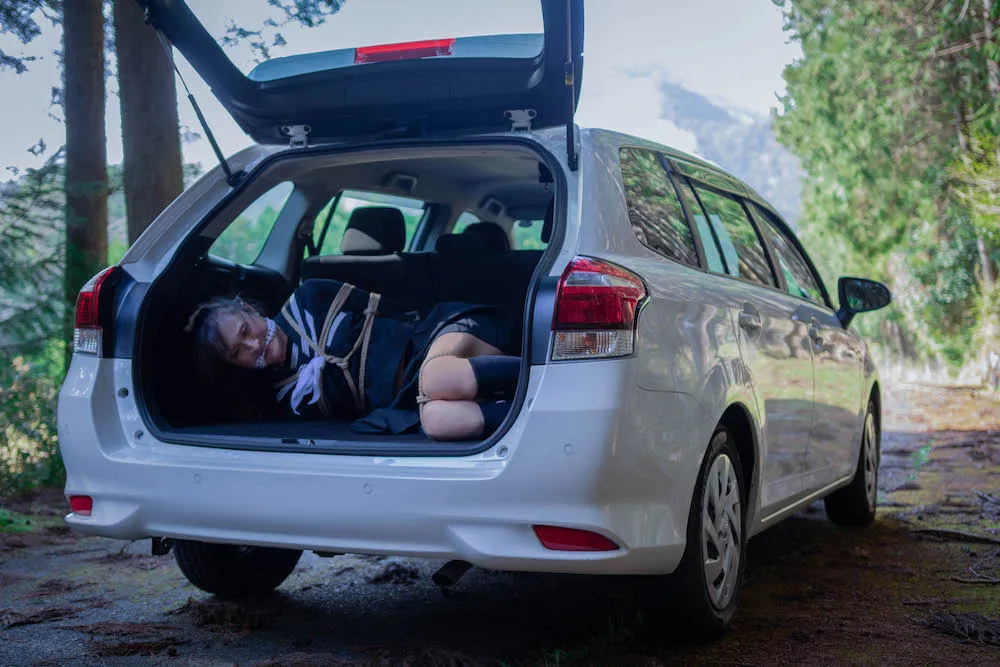 セーラー服女子が縛られてクルマに拉致されて連れ去られる(のりこ)