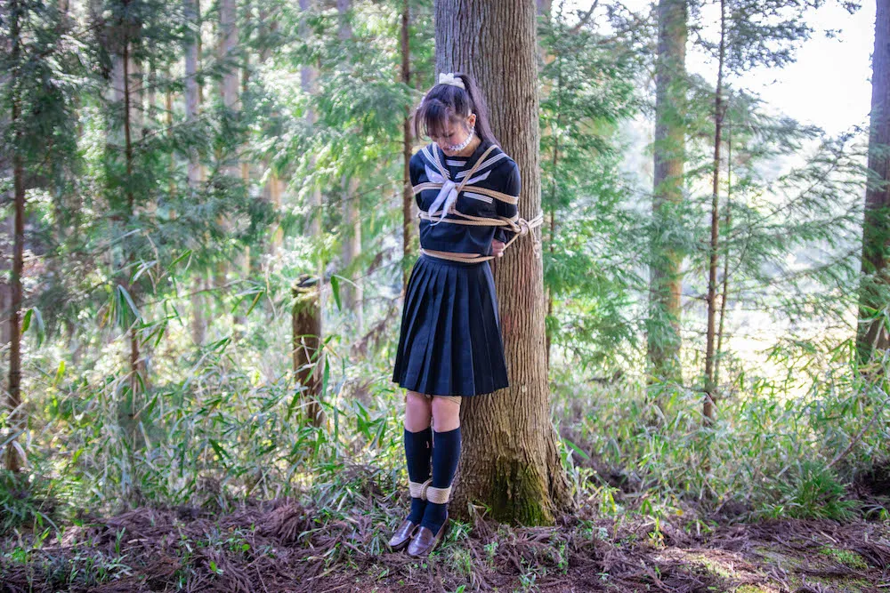 セーラー服女子が縛られてクルマに拉致されて連れ去られる(のりこ)