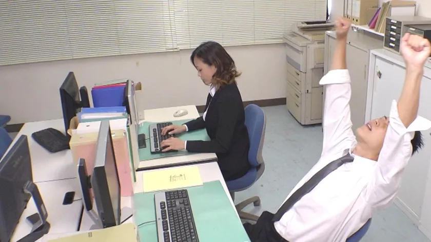 残業中の人妻熟女OL ふたりきりの深夜オフィスで中出し絶頂不倫