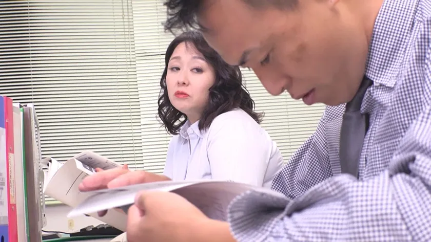 残業中の人妻熟女OL ふたりきりの深夜オフィスで中出し絶頂不倫