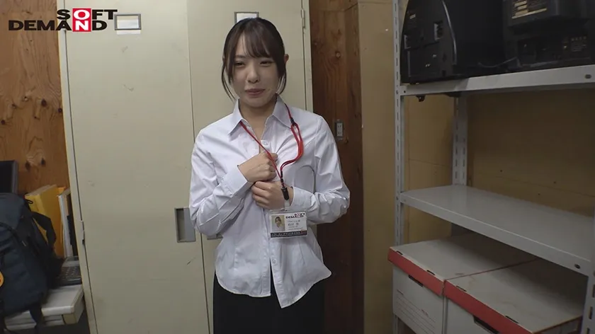 【白桃はな】ロケ現場でチェキ撮影、オフショット撮影の業務中の女子社員に突撃・野球拳！ 持田葵