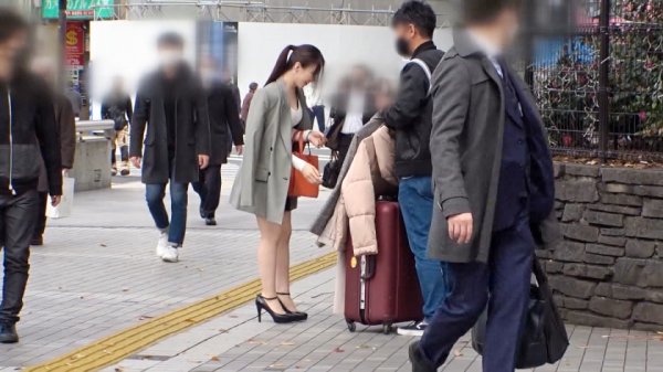 【関川咲苗】マジ軟派、初撮。 1585 『この服タダであげるからハメてもイイですか？』新宿を舞台に、引っかかったのは美意識高めな美容部員！？ハメる前からマン汁でアソコぐしょぐしょ！？乳首ビンビン！？エッチなイタズラも成すがままに受け入れる！？欲求不満な美女の淫乱セックスがいざ始まる！