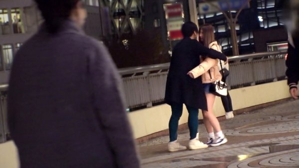 【佐伯じゅりな】マジ軟派、初撮。 1586 出会い系で男性をしれっと手ごまにしているギャルをゲット！極上フェラは気持ちよさをMAX！パイパンオマ●コはピストンするたびに、気持ちよさを表すかのように力強く締め付けてくる！これはおじ様はイチコロですよwww