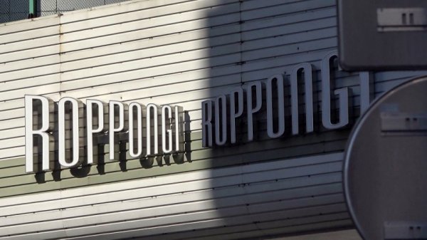 マジ軟派、初撮。 1604 美脚でスタイル抜群なお姉さんをナンパして悩み相談を聞くテイでホテルIN！悩み相談をしつつしれっと体に触れると欲求不満な彼女も徐々に流され美脚を開き愛撫を受け入れ喘ぎまくる！