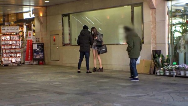 マジ軟派、初撮。 1604 美脚でスタイル抜群なお姉さんをナンパして悩み相談を聞くテイでホテルIN！悩み相談をしつつしれっと体に触れると欲求不満な彼女も徐々に流され美脚を開き愛撫を受け入れ喘ぎまくる！