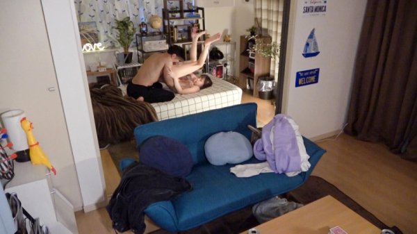 【森日向子】百戦錬磨のナンパ師のヤリ部屋で、連れ込みSEX隠し撮り 194 「脱衣」を賭けたカードゲーム中に先輩が寝ちゃった...取り残されたキャミ姿の先輩のオンナと僕。この誘惑に耐えきれず恐る恐る手を出すと、先輩のオンナもやる気満々wオンナの喘ぎ声とイヤらしいパコパコ音が響き渡る先輩の部屋で、先輩のオンナを腰をガクガク震わしてイカセてしまった僕(汗)