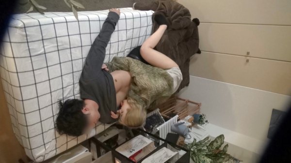 【朝日奈みお】百戦錬磨のナンパ師のヤリ部屋で、連れ込みSEX隠し撮り 203 人の家でオナニーして発情！自ら襲い掛かってくるドスケベ金髪白ギャル！激ピストンでアヘアヘ感じまくる淫乱っぷり！神がかった美脚＆美尻を隠しカメラでばっちり盗撮！