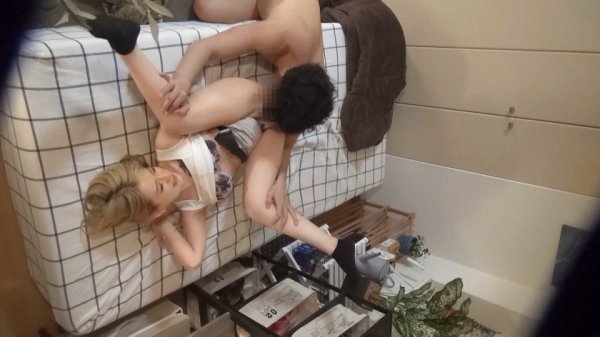 【朝日奈みお】百戦錬磨のナンパ師のヤリ部屋で、連れ込みSEX隠し撮り 203 人の家でオナニーして発情！自ら襲い掛かってくるドスケベ金髪白ギャル！激ピストンでアヘアヘ感じまくる淫乱っぷり！神がかった美脚＆美尻を隠しカメラでばっちり盗撮！